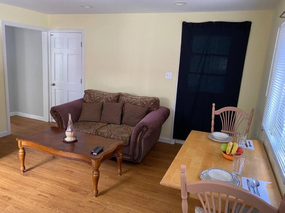 Sunny One Bedroom In Historic Downtown דובר מראה חיצוני תמונה